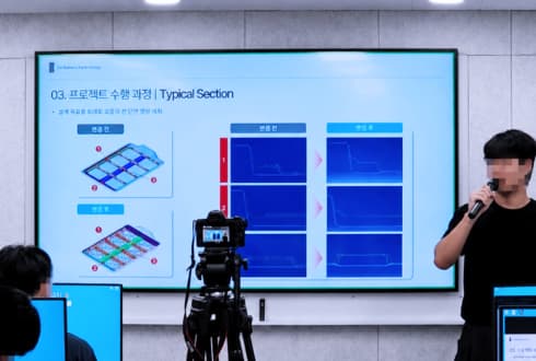 프로젝트 결과물을 발표하는 교육생