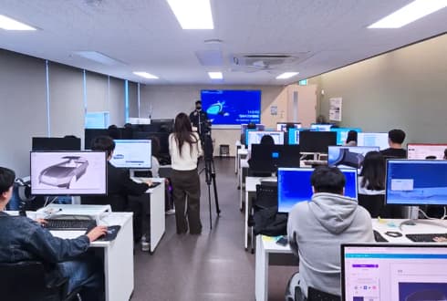 컴퓨터 실습실에서 진행되는 프로젝트 수업
